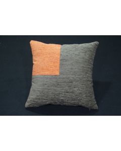 Cojín de diseño exclusivo confeccionado en chenilla y detalle cuadrado en color naranja